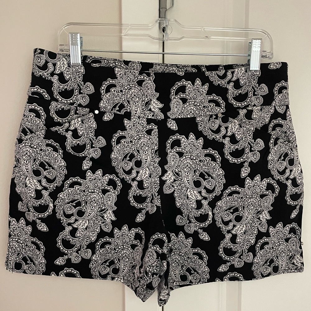 Black and White Paisley Pull On Elastic Shorts Size 12 4.5” Inseam